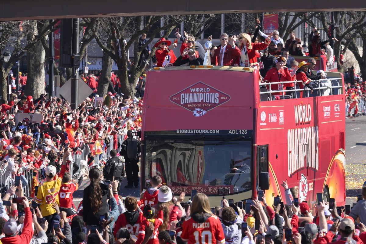 Kansas City Chiefs chairman and CEO Clark Hunt holds the Vince Lombardi Trophy as their bus arrives at the victory rally in Kansas City, Mo., Wednesday, Feb. 14, 2024. The Chiefs defeated the San Fran ...