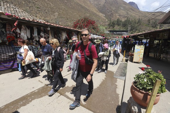 Tourists wait be evacuated from Ollantaytambo, Peru, due to a railway blockade, Tuesday, Sept. 16, 2025. (AP Photo/Milagros Saraya)
Peru Machu Picchu