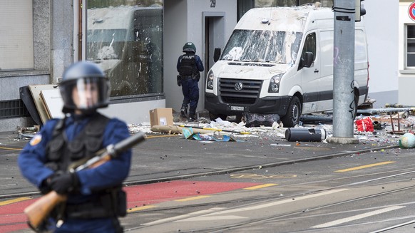 Das besetzte Haus an der Effingerstrasse wird von der Polizei belagert und soll anschliessend geraeumt werden am Mittwoch, 22. Februar 2017, in Bern. (KEYSTONE/Lukas Lehmann)