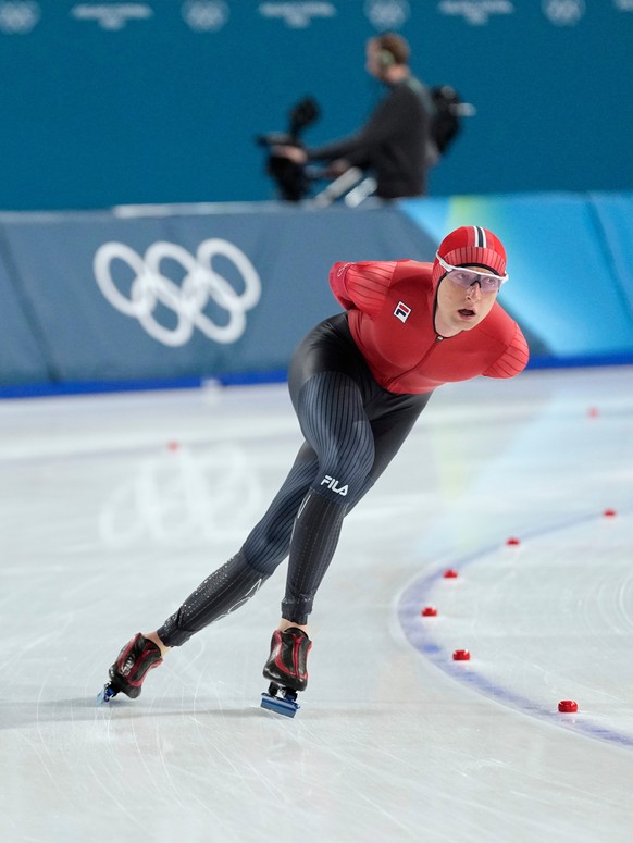 Gold medallist Sander Eitrem of Norway, right, and silver medallist Metodej Jilek of Czechia, compete in the men's 5,000 meters speedskating race at the 2026 Winter Olympics, in Milan, Italy, Sun ...
