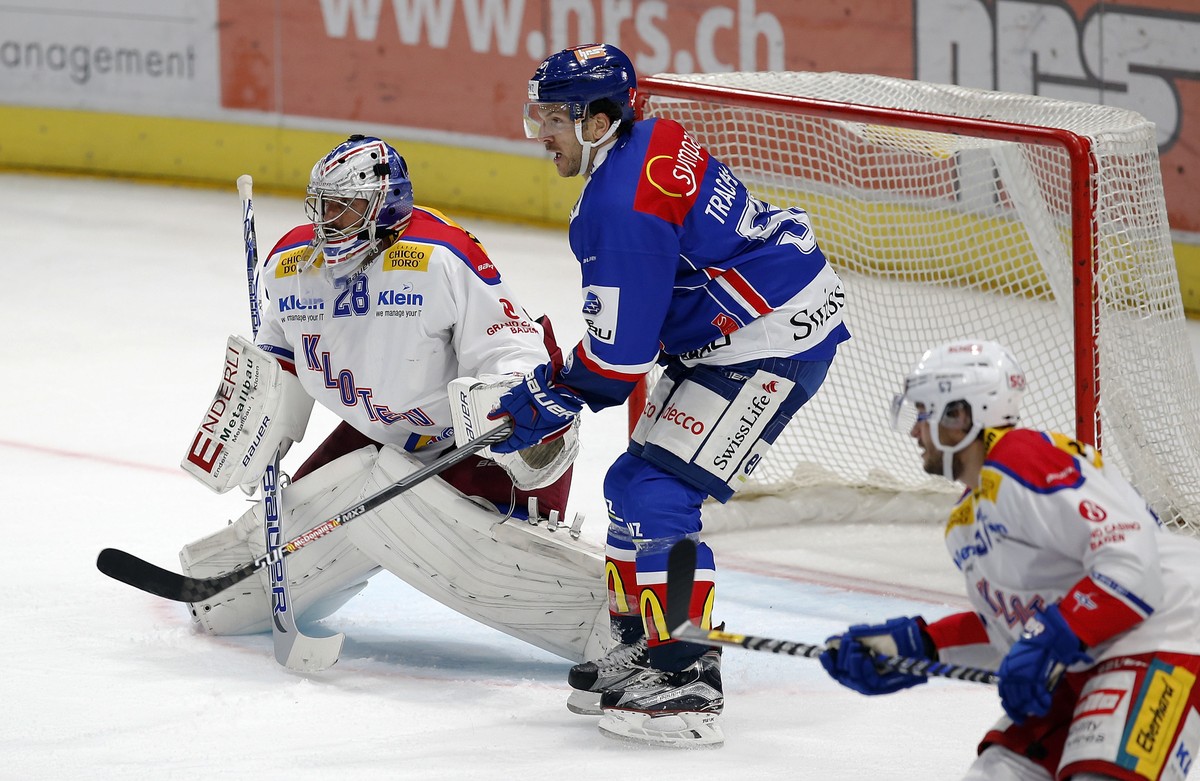 EHC Kloten Torhueter Martin Gerber, links, gegen ZSC Lions Stuermer Morris Trachsler waehrend dem Eishockey-Meisterschaftsspiel der National League A zwischen den ZSC Lions und dem EHC Kloten am Samst ...