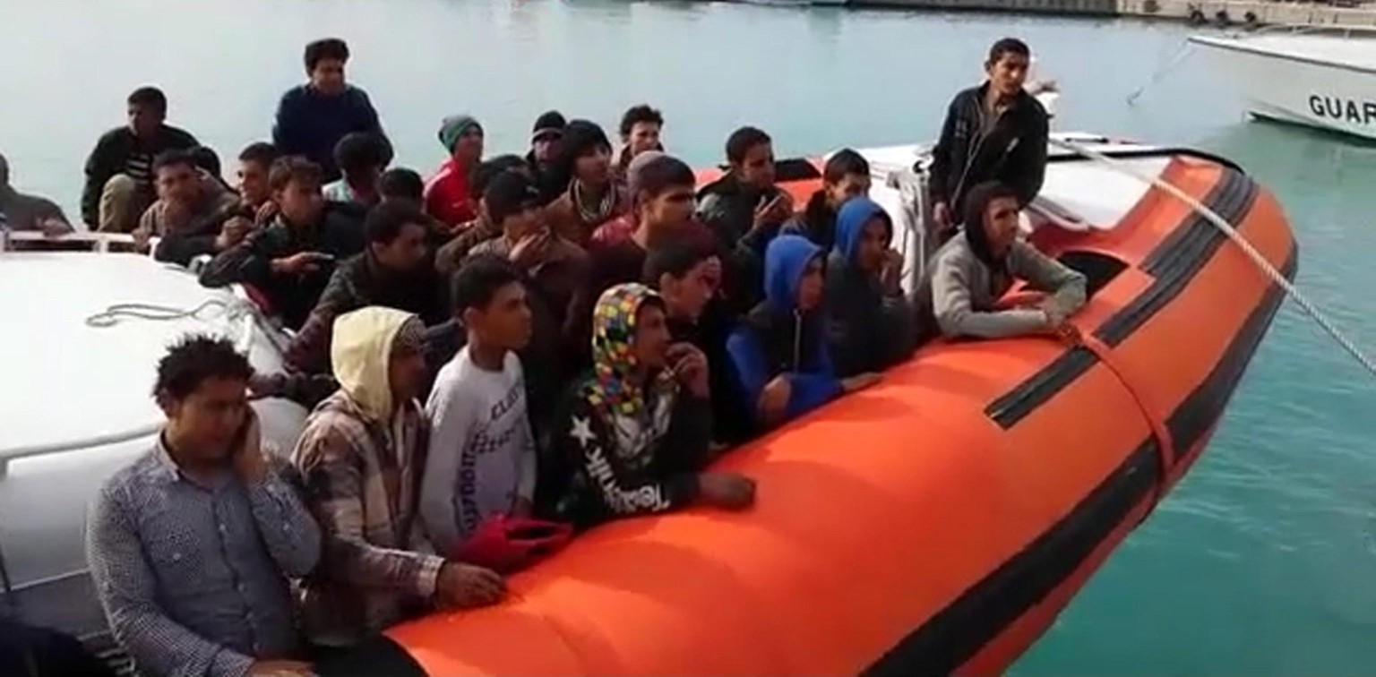 Flüchtlinge im sizilianischen Hafen Pozzallo.