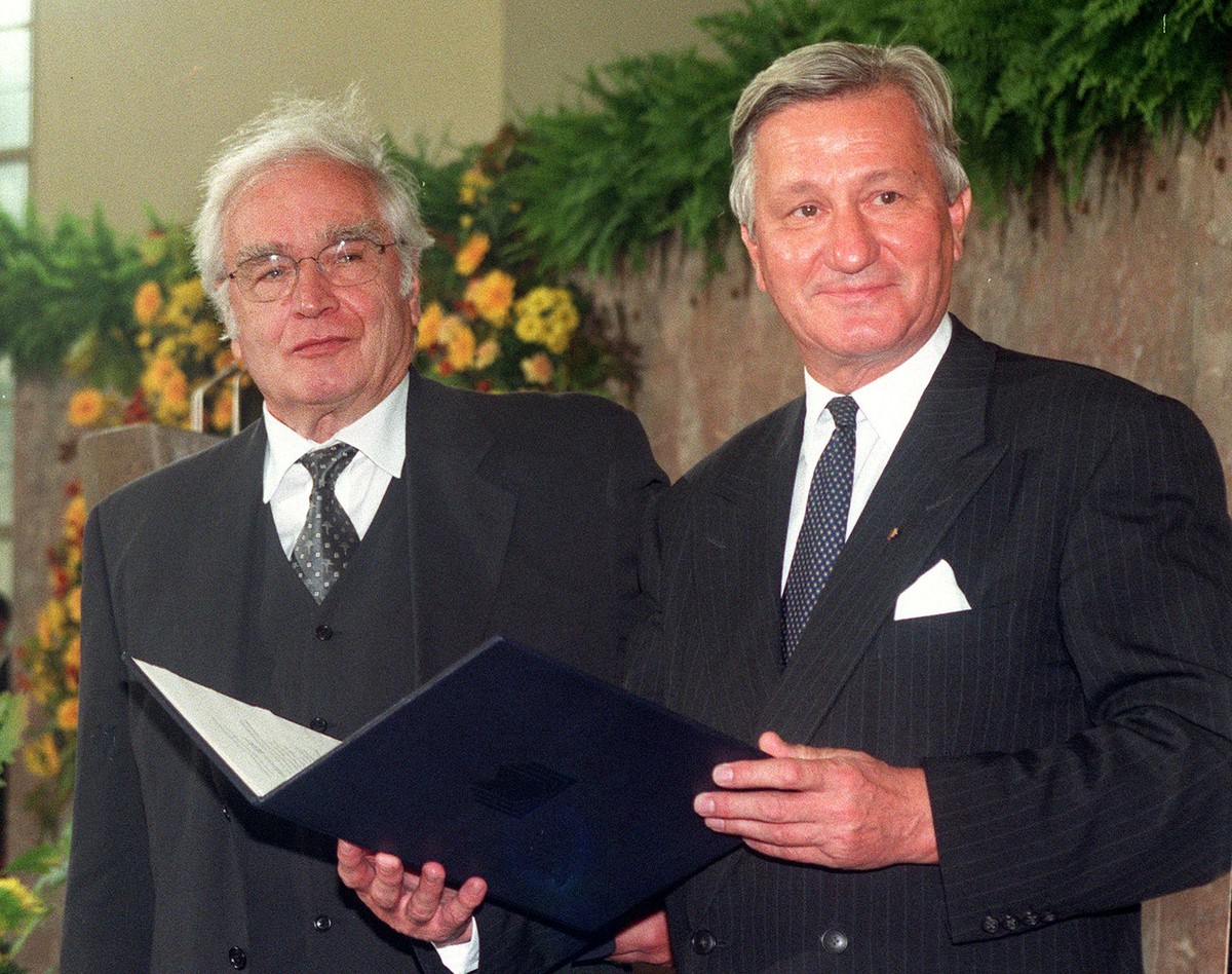 Der Vorsteher des Boersenvereins des Deutschen Buchhandels Gerhard Kurtze, rechts, ueberreicht dem Schriftsteller Martin Walser am Sonntag, 11. Oktober 1998, in der Frankfurter Paulskirche den Frieden ...