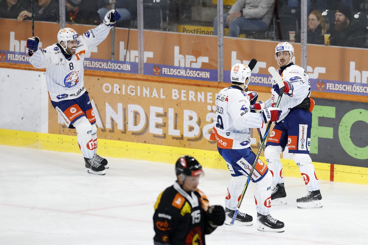 Von links: Willy Riedi (ZSC), Nicolas Baechler (ZSC) und Justin Sigrist (ZSC) jubeln nach dem Tor zum 1-3 neben Miro Aaltonen (SCB), vorne, im Eishockey Meisterschaftsspiel der National League zwische ...