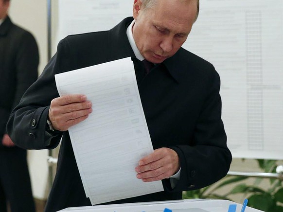 RUSSLAND WAHLEN PARLAMENT
epa05545507 Russian President Vladimir Putin casts his ballot during the parliamentary elections at a polling station, in Moscow, Russia, 18 September 2016. Russians are call ...