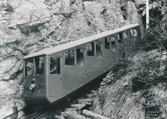 Mit einer Neigung von 46 % ist die Pilatusbahn die steilste Zahnradbahn der Welt. Nach der Elektrifizierung in den 1930er-Jahren kamen ab 1937 neue Triebwagen zum Einsatz, hier der Beh 1/2 Nr. 24.
htt ...