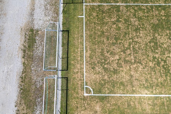 Sicht auf ein Fussballfeld mit verbranntem Rasen, am Sonntag, 28. Juni 2026, in Allmendingen bei Thun. Eine Hitzewelle hat die Schweiz und Europa seit Tagen im Griff.(KEYSTONE/Peter Schneider)