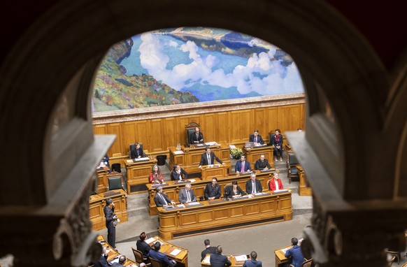 Der soeben im ersten Wahlgang gewaehlte Bundesrat Albert Roesti, Mitte, erklaert Annahme der Wahl vor der Vereinigten Bundesversammlung, am Mittwoch, 7. Dezember 2022 im Bundeshaus in Bern. (KEYSTONE/ ...