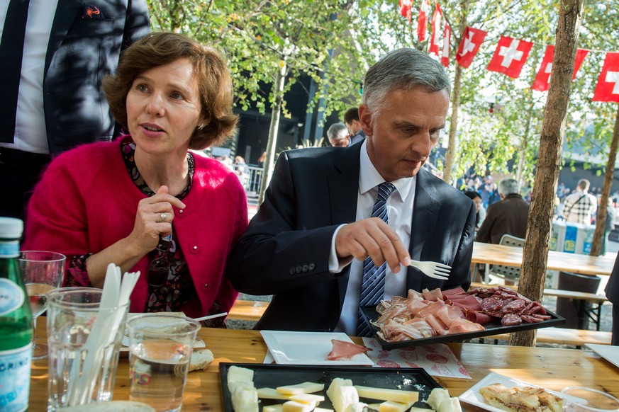 Bundesrat Didier Burkhalter und seine Frau Friedrun Sabine essen zu Mittag, am Freitag, 30. Oktober 2015, an der Expo in Mailand. Bevor sich die Pforten der Expo Milano am 31. Oktober zum letzten Mal  ...