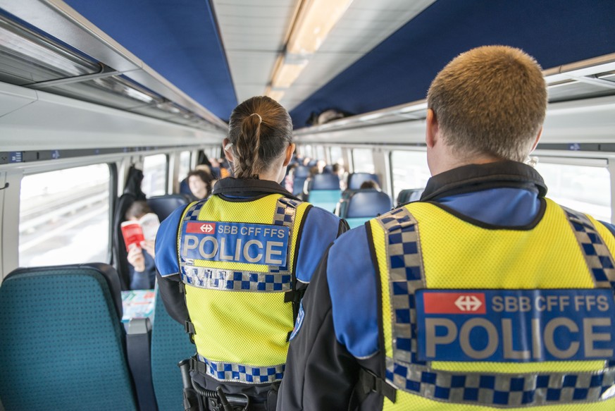 ARCHIV - ZUR ANGEBLICHEN GEWINNVERTUSCHUNG DER SBB BEI DER BAHNPOLIZEI (ARTIKEL BEOBACHTER), AM DIENSTAG, 13. MAERZ 2018, STELLEN WIR IHNEN FOLGENDES BILDMATERIAL ZUR VERFUEGUNG ---- Officers of the S ...