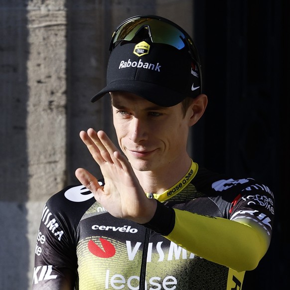 epa12213589 Danish rider Jonas Vingegaard of Team Visma-Lease a Bike attends the official teams presentation of the 2025 Tour de France cycling in Lillle Metropole, France, 03 July 2025. The 112th edi ...