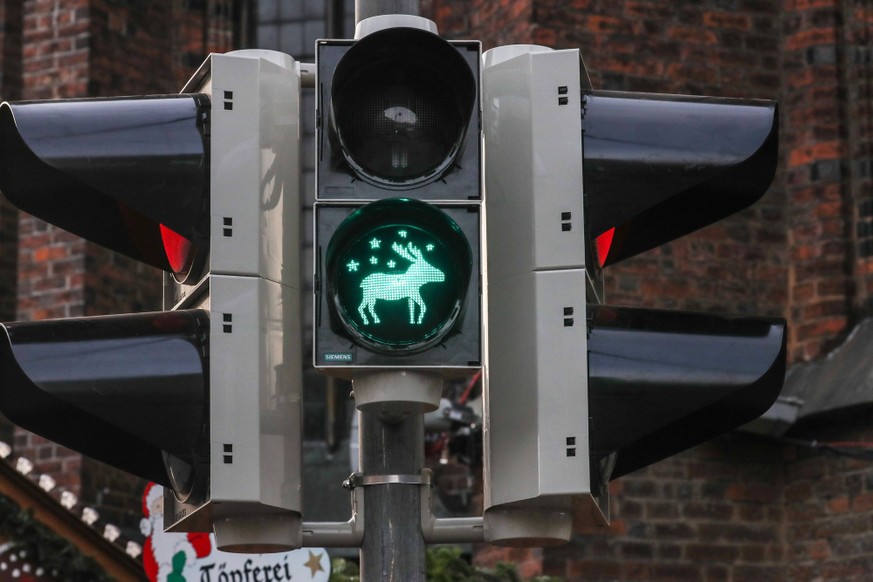 News Themen der Woche KW48 News Bilder des Tages Hannover, Weihnachtsmarkt die Fu�g�nger Ampeln zum Weihnachtsmarkt an der Marktkirche, haben dieses Jahr ein Rentier als Ampelm�nnchen f�r gr�n, . ***  ...