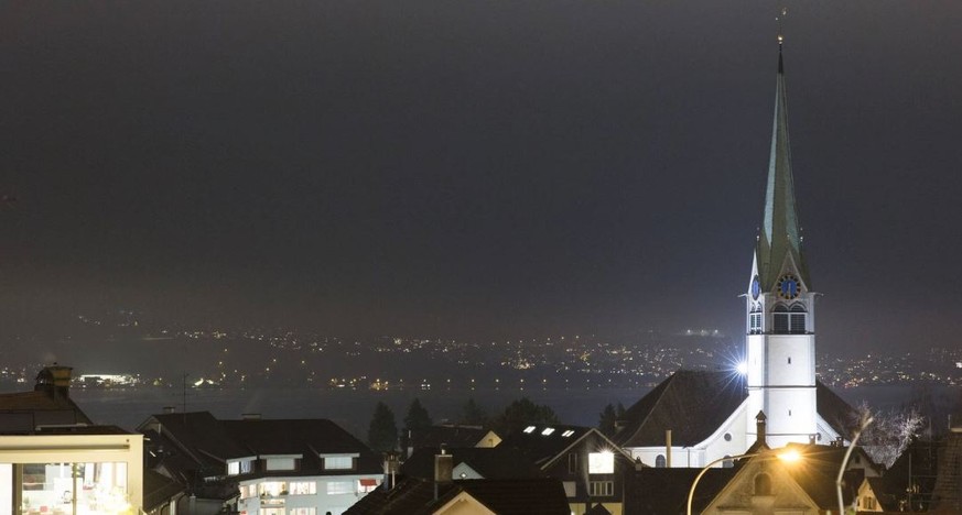 Die reformierte Kirche von Wädenswil am Zürichsee soll nachts von 22 bis 7 Uhr nicht mehr viertelstündlich läuten, damit die Anwohner ruhiger schlafen können. Der Stundenschlag bleibt auf jeden Fall e ...