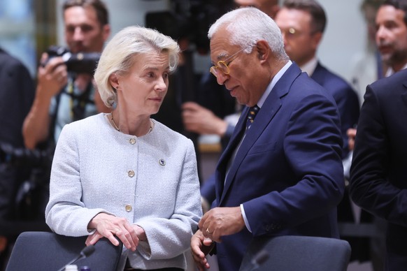 epa13047489 European Commission President Ursula von der Leyen (L) and European Council President Antonio Costa (R) attend the European Council summit in Brussels, Belgium, 18 June 2026. European lead ...
