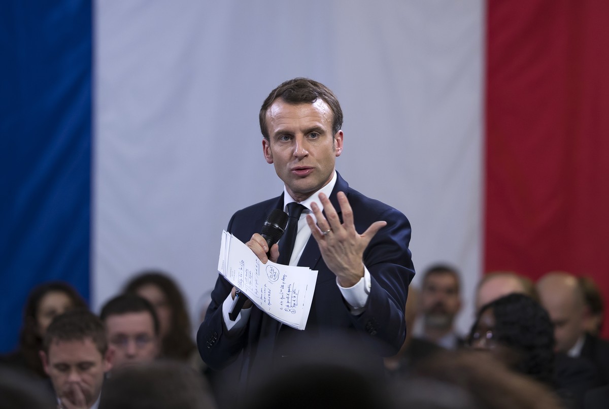 epa07343761 French President Emmanuel Macron speaks during a meeting with mayors from suburbs around Paris, as part of the 'national debate', in Courcouronnes, outside Paris, France, 04 Febr ...