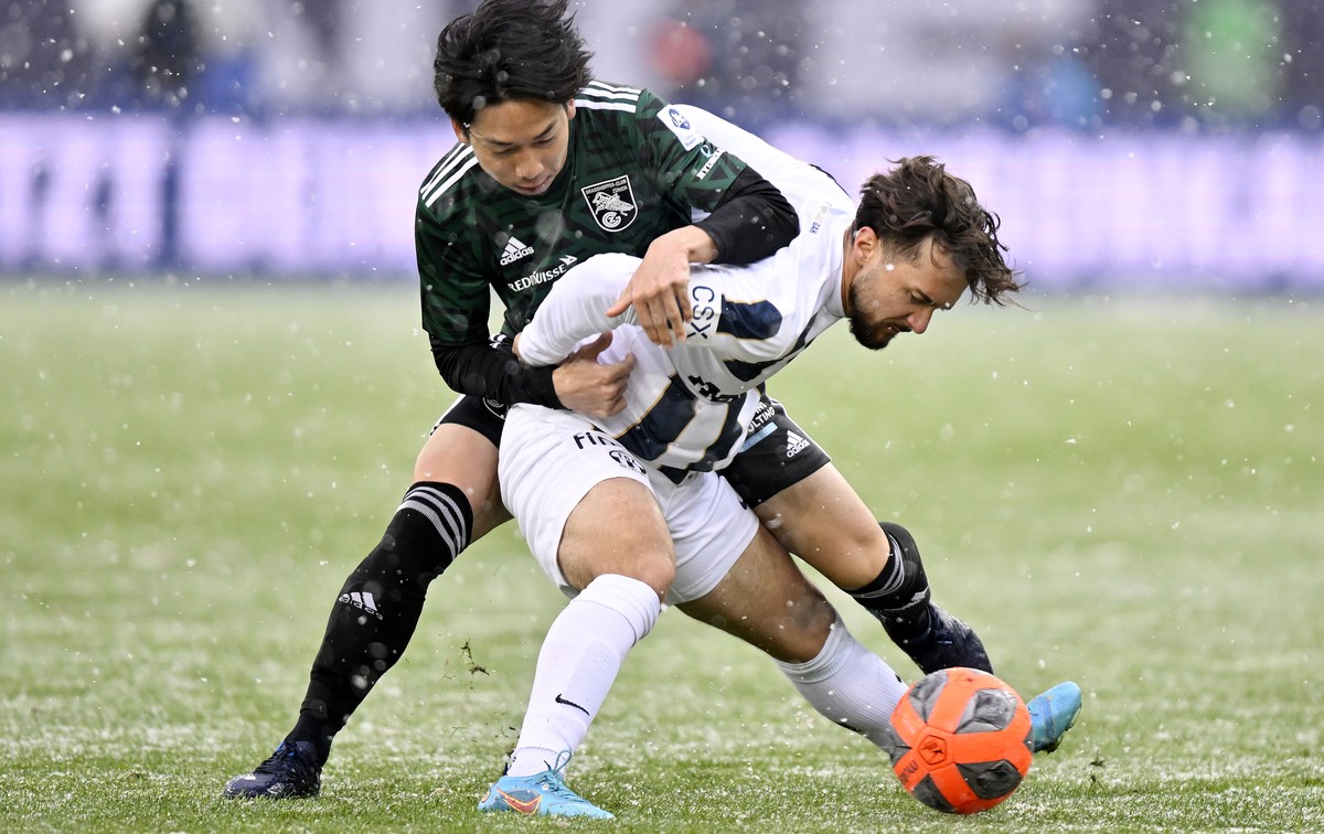 Der Zuercher Bledian Krasniqi, rechts, gegen den Grasshopper Hayao Kawabe, links, beim Fussball Meisterschaftsspiel der Super League FC Zuerich gegen den Grasshopper Club Zuerich im Stadion Letzigrund ...