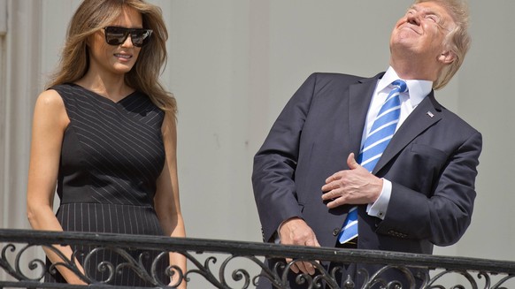Bilder des Tages August 21, 2017 - Washington, District of Columbia, United States of America - United States President Donald J. Trump, right, looks skywards as he prepares look at the partial eclips ...