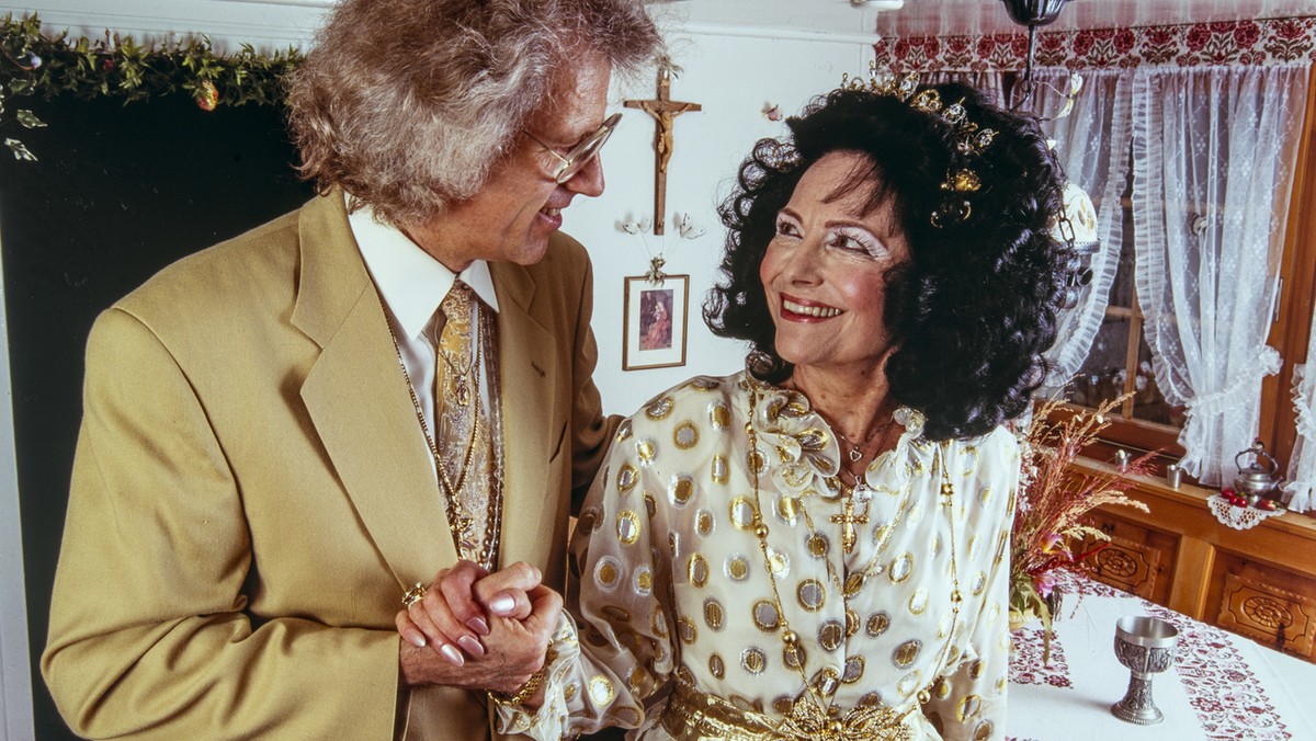 Uriella, Gruenderin und Oberhaupt der neureligioesen Bewegung Fiat Lux, mit ihrem Ehemann Eberhard Bertschinger Eicke, genannt Icordo, aufgenommen am 17. April 1994 in ihrem Haus in Egg, Kanton Zueric ...