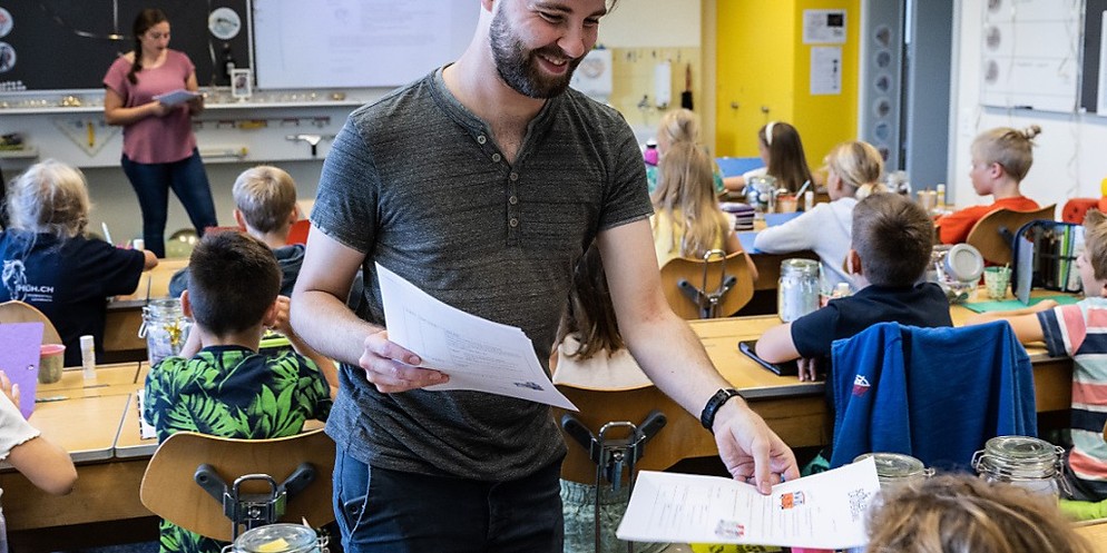 Der Lehrermangel besteht im Kanton Zürich weiterhin. Der Zürcher Lehrerverband kritisiert, dass die Regierung das Problem nicht an der Wurzel packe.