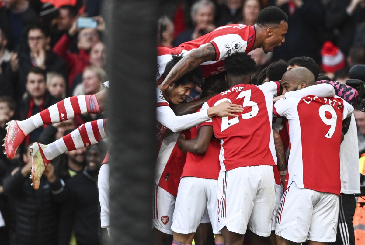 epa09569915 Arsenal's Emile Smith Rowe celebrates with team mates after scoring a goal during the English Premier League soccer match between Arsenal FC and Watford FC in London, Britain, 07 Nove ...