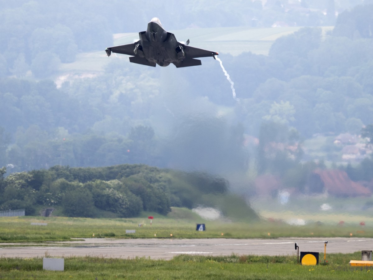 Der Kampfjet hebt ab: Das Parlament bewilligt den Kauf neuer Kampfflugzeuge für 6 Milliarden Franken. Das letzte Wort hat das Volk. (Archivbild)