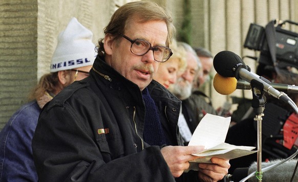 Kopf der Samtenen Revolution, später Staatspräsident: Vaclav Havel ernennt 1989 seine Kabinett-Mitglieder.&nbsp;
