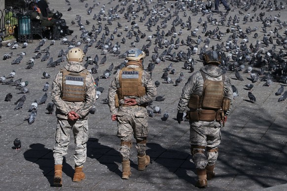 epaselect epa13011992 Members of the Bolivian Navy guard Plaza Murillo in La Paz, Bolivia, 02 June 2026. The possibility of holding a recall referendum in Bolivia to decide whether President Paz shoul ...
