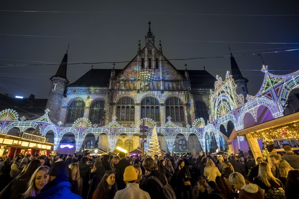 Besucher an dem Lichterfestival und Weihnachtsmarkt Illuminarium des Landesmuseum Zuerich aufgenommen am Freitag, 7. November 2025 in Zuerich. (KEYSTONE/Claudio Thoma)