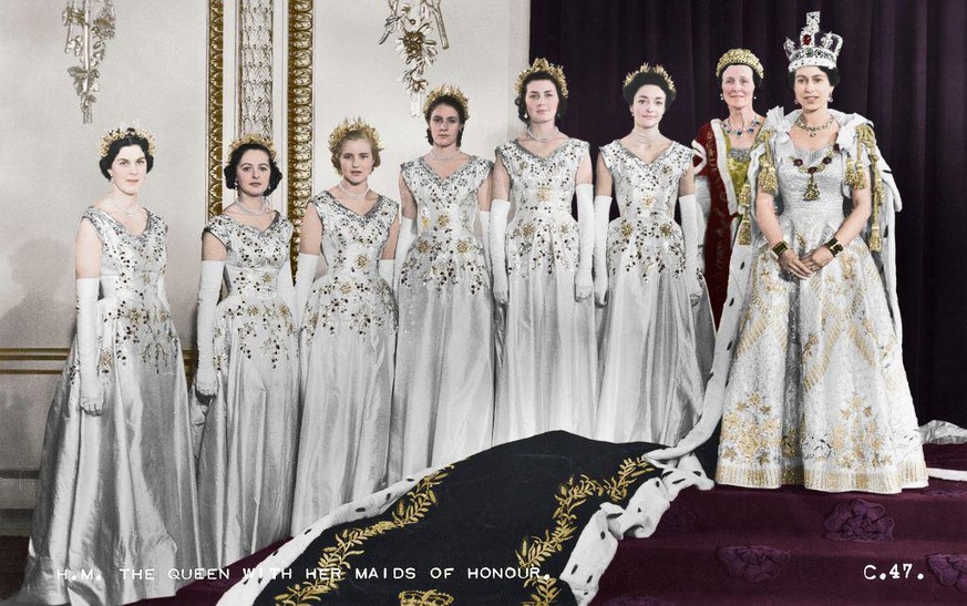 Buckingham Palace, London, 2. Juni 1953: Queen Elizabeth II. mit ihren sechs Ehrenjungfern. Diese ersetzten die Pagen, die gemeinhin die Schleppe der Königin während der Krönungszeremonie trugen. Damit folgte sie dem Präzedenzfall von Königin Victoria.