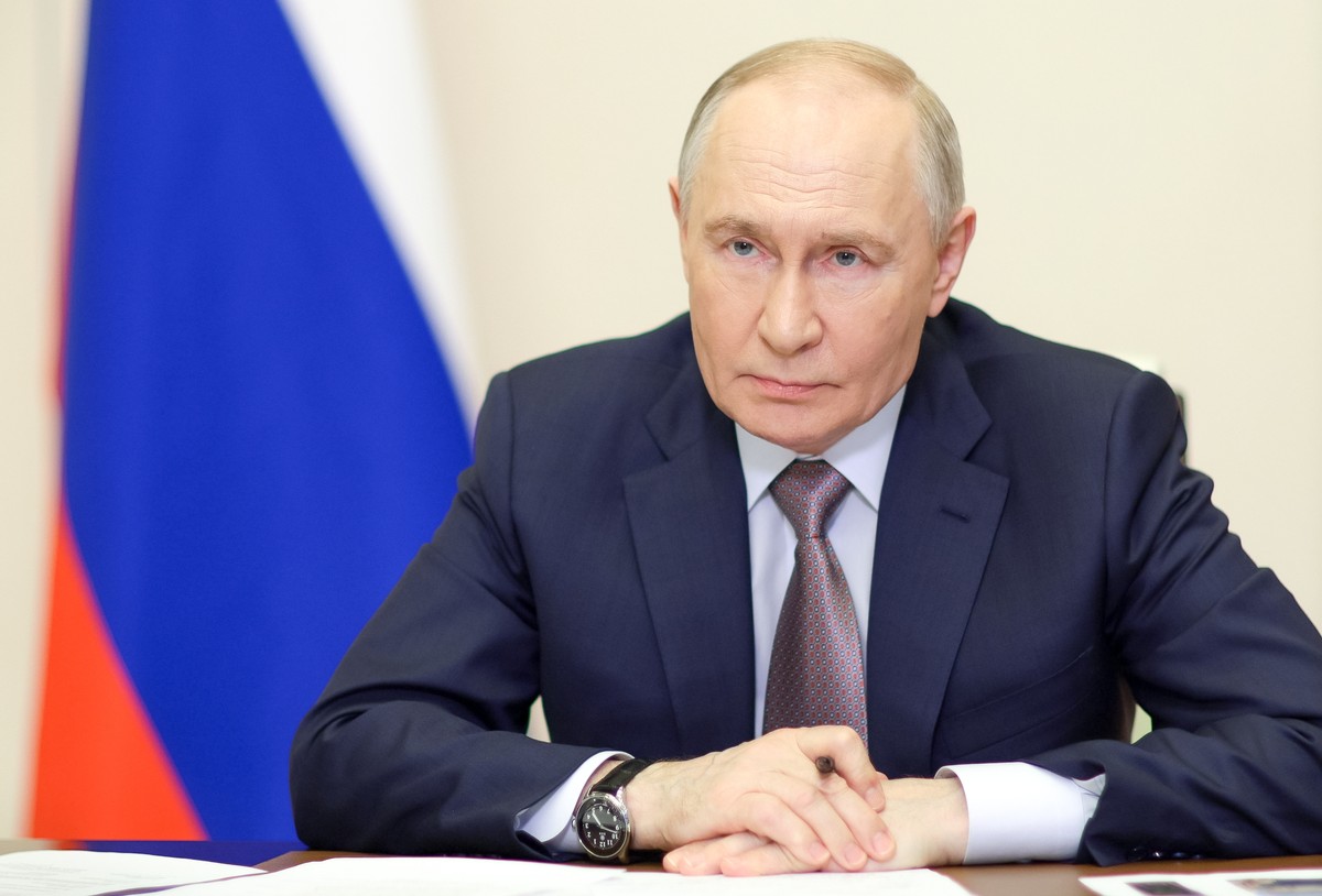 epa12830425 Russian President Vladimir Putin chairs a meeting with members of the Russian government via videoconference at the Novo-Ogaryovo state residence, outside Moscow, Russia, 18 March 2026. EP ...