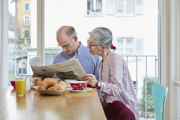 ZU DER EIDGENOESSISCHEN ABSTIMMUNG VOM 24. SEPTEMBER 2017 UEBER DIE REFORM DER ALTERSVORSORGE 2020 STELLEN WIR IHNEN FOLGENDES BILDMATERIAL ZUR VERFUEGUNG - [Symbolic Image, Staged Picture] An elderly ...