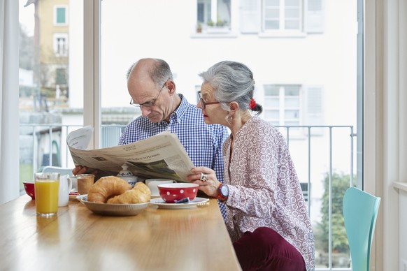 ZU DER EIDGENOESSISCHEN ABSTIMMUNG VOM 24. SEPTEMBER 2017 UEBER DIE REFORM DER ALTERSVORSORGE 2020 STELLEN WIR IHNEN FOLGENDES BILDMATERIAL ZUR VERFUEGUNG - [Symbolic Image, Staged Picture] An elderly ...