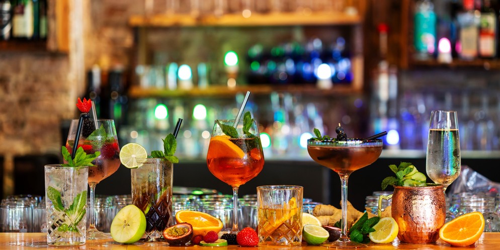 Der Gin and Tonic gehört zu den beliebsten Cocktails überhaupt – und hat eine spannende Geschichte.