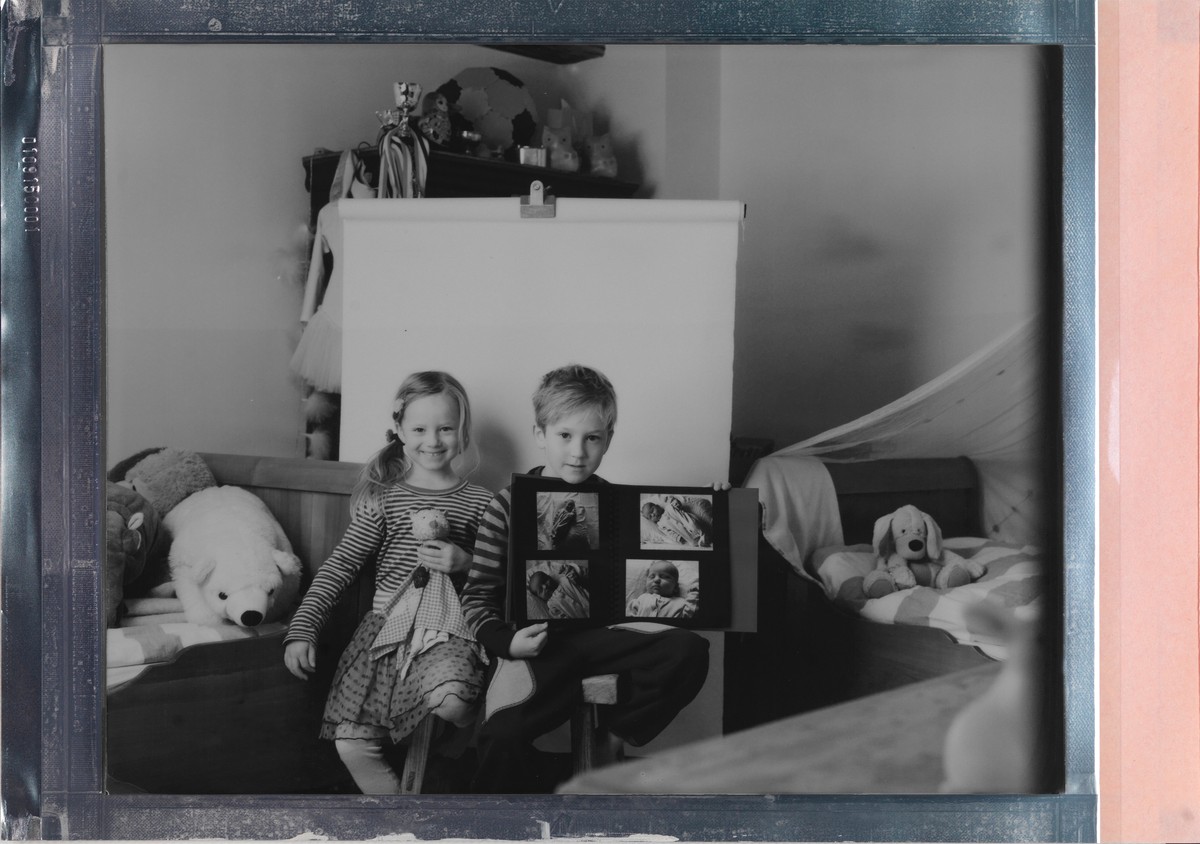 Romea,	6: Ich	würde	meinen	Stoff-Igel	mitnehmen, denn	ohne	ihn	kann	ich	nicht	schlafen.	Und	wenn	ich	nicht	schlafen	kann, kann	Mami	auch	nicht	schlafen.	 	Laurin,	8: Ich	würde	dieses	Fotobuch	mitnehme ...