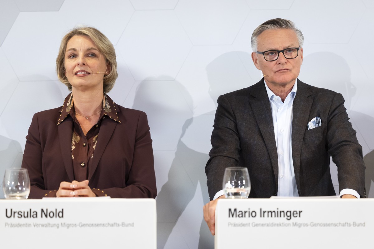 Ursula Nold, Praesidentin Verwaltung Migros-Genossenschafts-Bund, links, und Mario Irminger, Praesident Generaldirektion Migros-Genossenschafts-Bund, waehrend einer Medienkonferenz der Migros, am Mont ...