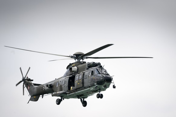 Un helicoptere Super Puma de l&#039;armee Suisse vol en dessus du Lac de Neuchatel lors de l&#039;exercice des forces aeriennes de l&#039;armee Suisse &quot;Sea Survival Training&quot; ce mercredi 5 j ...