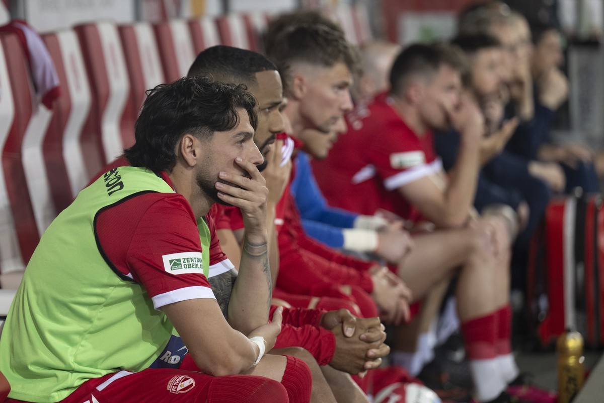 Kastriot Imeri (FCT) und seine Kollegen sind enttaeuscht im Fussball Meisterschaftsspiel der Swiss Super League zwischen FC Thun, FCT, und FC Lugano, LUG, vom Samstag, 25. April 2026 in Stockhorn Aren ...
