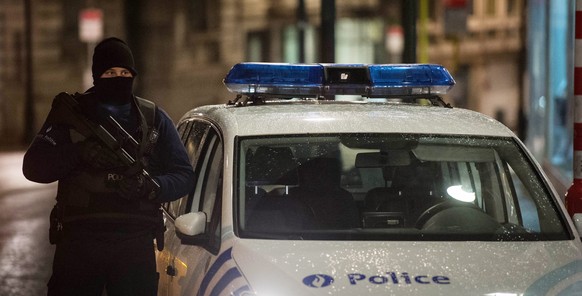 epa05037744 Belgian police block a road leading to the city center during a police operation in Brussels, Belgium, 22 November 2015. The city of Brussels will remain at Belgium&#039;s highest level of ...