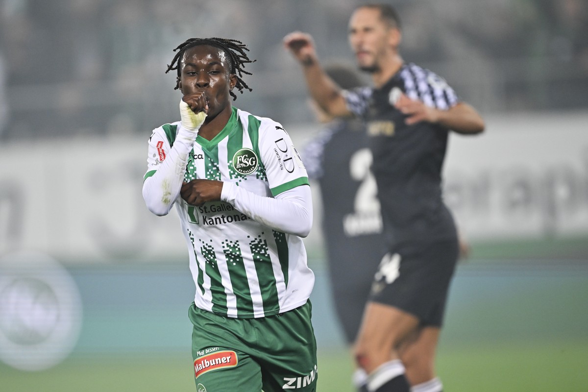 Felix Mambimbi (FCSG) bejubelt sein 4-1, Nikola Katic (FCZ) reagiert enttaeuscht, im Fussball Meisterschaftsspiel der Swiss Super League zwischen dem FC St. Gallen (FCSG) und dem FC Zuerich (FCZ), am  ...
