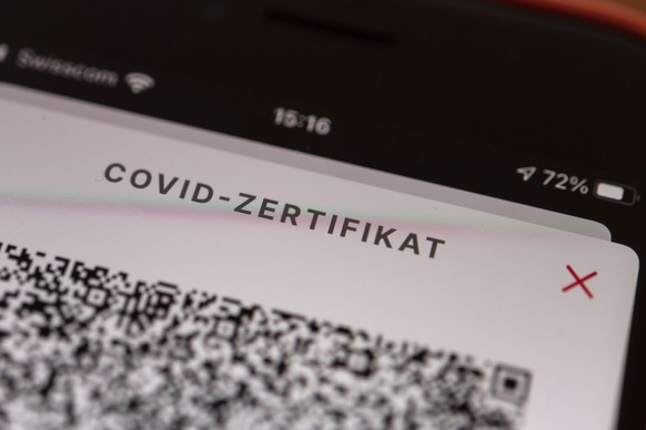 Der Code fuer den Covid-Impfpass wird auf dem Mobiltelefon angezeigt, am Samstag, 25. September 2021 in Bern. (KEYSTONE/Alessandro della Valle)