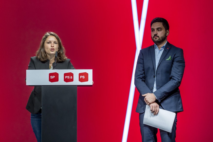 Mattea Meyer, Nationalraetin ZH, links, und Cedric Wermuth, Nationalrat AG, rechts, sprechen am Parteitag der Sozialdemokratischen Partei der Schweiz in Basel am Samstag, 17. Oktober 2020. Mit Blick a ...