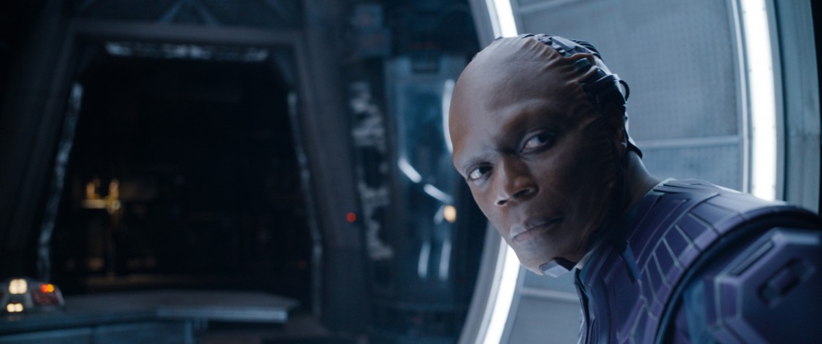 Avec son look piqué à RoboCop, le casque en moins, voici le Maître de l'Évolution (Chukwudi Iwuji).
