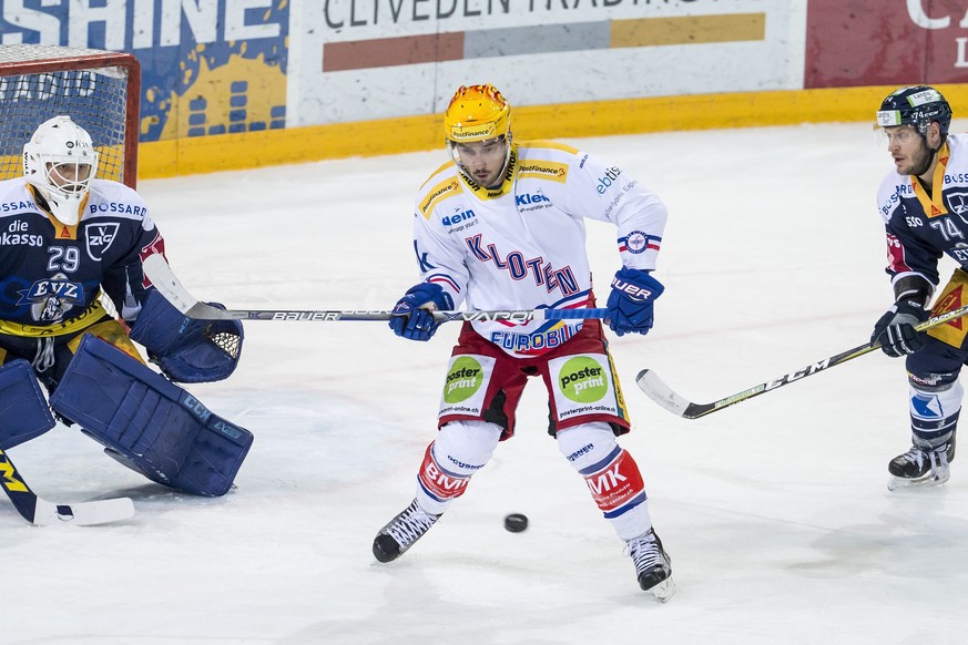 Zugs Torhueter Sandro Aeschlimann, links, und Zugs Johann Morant, rechts, im Spiel gegen Klotens Vincent Praplan, Mitte, beim Eishockeyspiel der National League zwischen dem EV Zug und dem EHC Kloten, ...