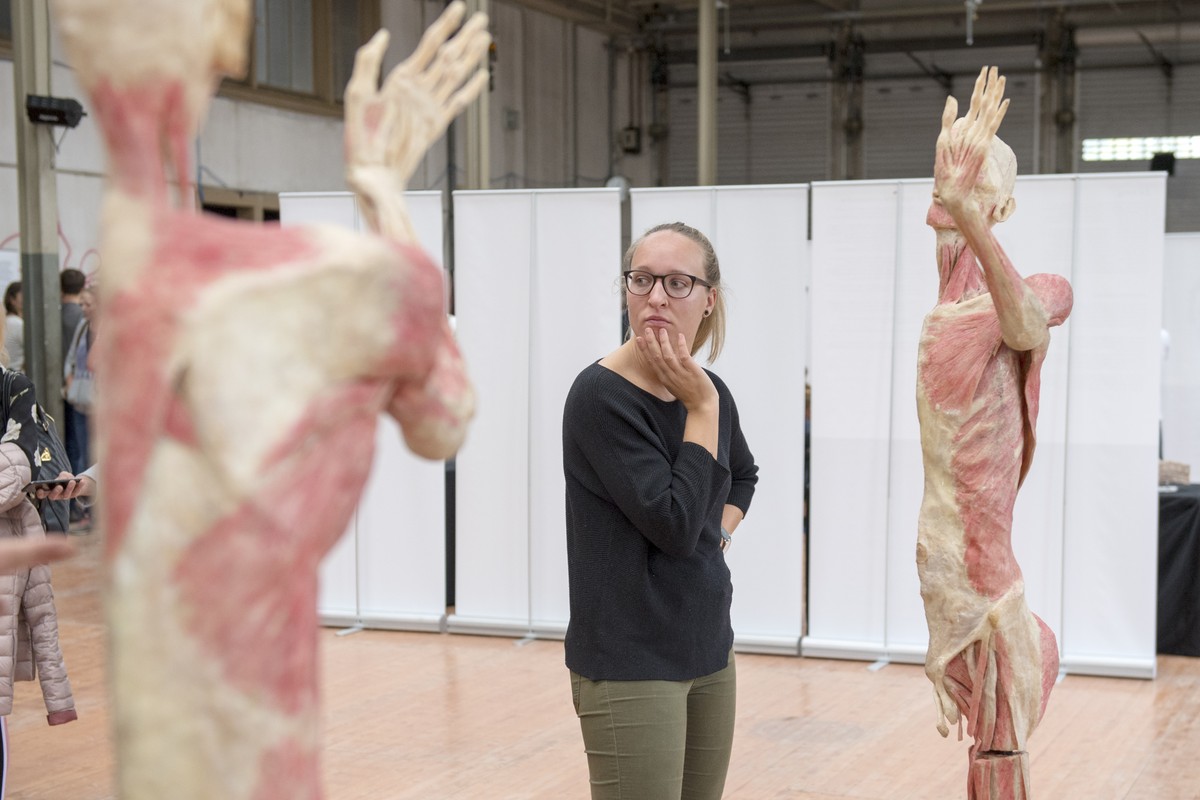 Besucher betrachten plastinierte menschliche Koerperteile in der Ausstellung "Bodies Exhibition", am Sonntag, 7. Oktober 2018, in Bern. Die Ausstellung praesentiert 250 Exponate des menschli ...