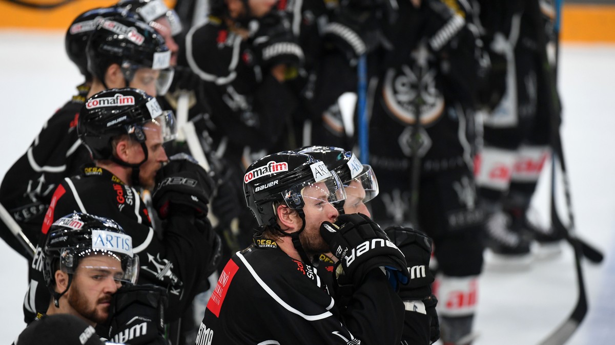 Lugano's players delusion after the preliminary round game of National League A (NLA) Swiss Championship 2019/20 between HC Lugano and SCL Tigers at the ice stadium Corner Arena in Lugano, Switze ...