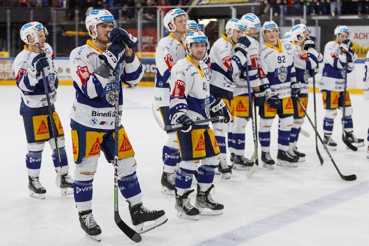 EV Zug Stuermer Yannick Zehnder, Stuermer Lino Martschini und ihre Mitspieler entaeuscht nach der Niederlage im Eishockey-Meisterschaftsspiel der National League zwischen den SC Rapperswil-Jona Lakers ...
