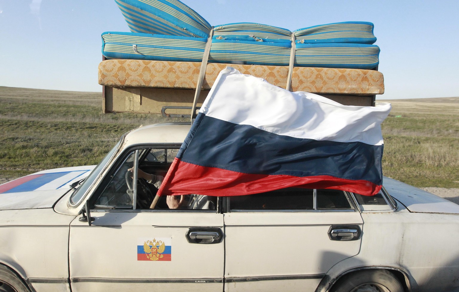 Ein Bewohner der Krim zeigt Flagge, russische Flagge.