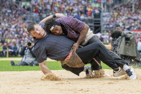 Sinisha Luescher, oben, und Patrick Schenk, unten, im 1. Gang beim Eidgenoessischen Schwing- und Aelplerfest 2025 Glarnerland (ESAF), am Samstag, 30. August 2025, in Mollis. (KEYSTONE/Urs Flueeler)