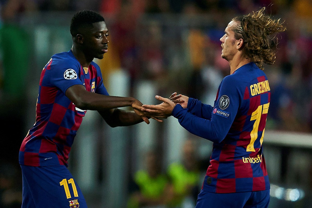 epa07890491 FC Barcelona's Antoine Griezmann is substituted by Ousmane Dembele (L) during the UEFA Champions League group F soccer match between FC Barcelona and FC Internazionale at Camp Nou Sta ...