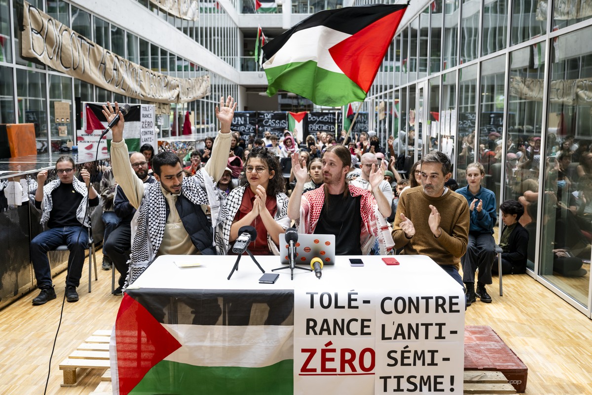 Trois etudiants et Olivier Fillieule, Professeur de sociologie politique a l'Universite de Lausanne, de gauche a droite, parlent lors d'une conference de presse lors d'une occupation pa ...